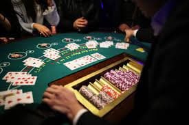 Fortune Horse paytable screen showing symbol values and winning combinations for players